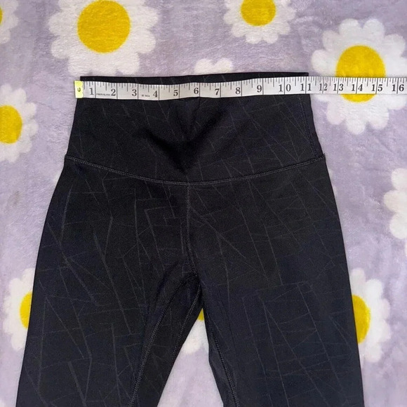 Lululemon Leggings Black on Black Geometric Print Women's Sz 4 Low Rise - Picture 5 of 7